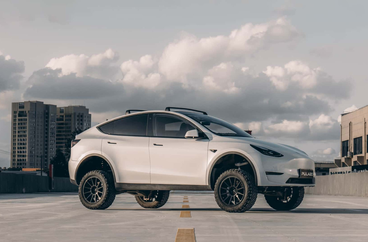 Το Tesla Model Y γίνεται αγριοκάτσικο κι ετοιμάζεται για τα όρη, τα άγρια βουνά. Tesla Model Y Lift Kit