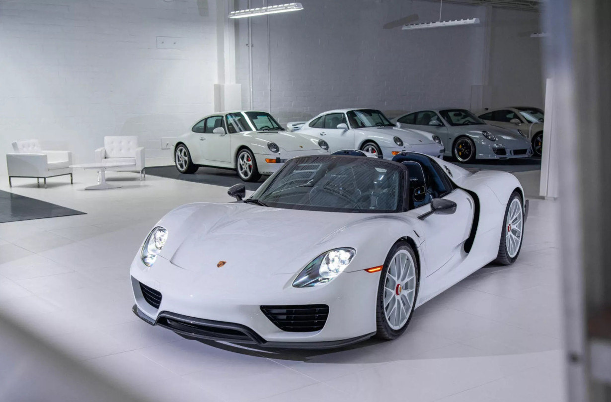56 κατάλευκες Porsche και συνολικά 500+ αντικείμενα περιμένουν νέο ιδιοκτήτη. Porsche