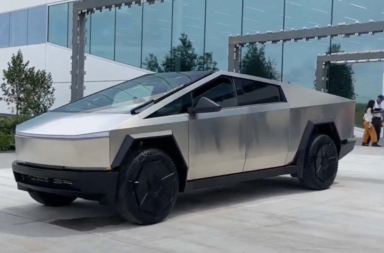 To βάρος του Tesla Cybertruck κυμαίνεται από 3.629 έως 4.436 kg ανάλογα με την έκδοση. Tesla Cybertruck
