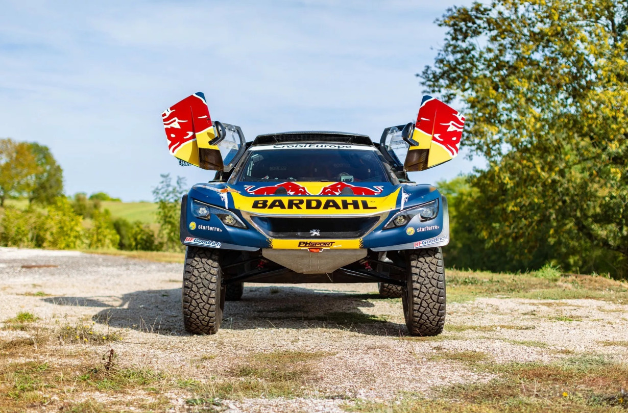 Το Peugeot 3008 DKR οδηγήθηκε από τρεις διάσημους οδηγούς αγώνων, μεταξύ των οποίων ο Sébastien Loeb. Θα είσαι ο τέταρτος; Peugeot 3008 DKR