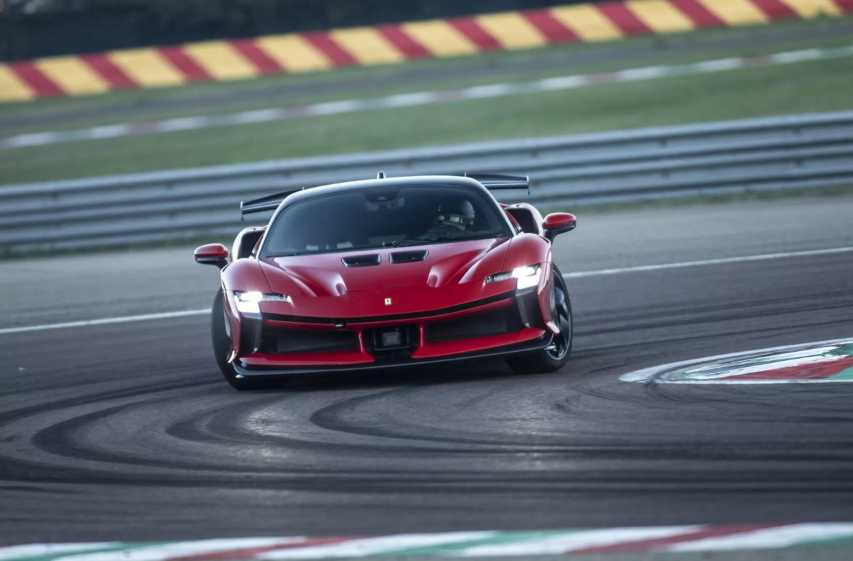 Η Ferrari SF90 XX Stradale διαλύει τα χρονόμετρα στο Fiorano με 1'17"309, ρεκόρ αυτοκίνητου παραγωγής. Ferrari SF90 XX