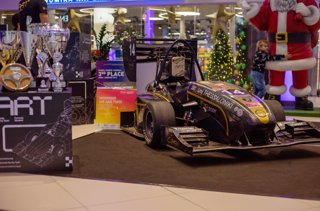 Τα μέλη του Aristotle Racing Team από το Αριστοτέλειο Πανεπιστήμιο Θεσσαλονίκης θα σας περιμένουν αυτό το σαββατοκύριακο στο εμπορικό κέντρο Mediterranean Cosmos. Aristotle Racing Team