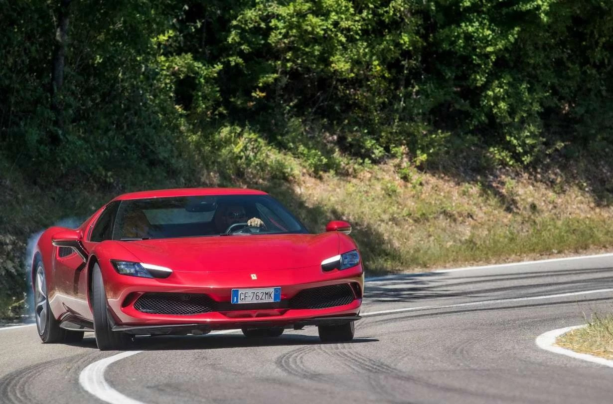 Για πρώτη φορά στην ιστορία της Ferrari, τα υβριδικά μοντέλα της ξεπέρασαν σε συνολικές πωλήσεις τα θερμικά Ferrari 296 gtb