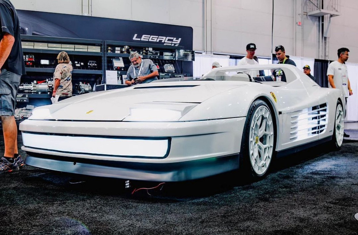 Ferrari Testarossa γίνεται τριθέσια με θέση οδήγησης στο κέντρο, αλά McLaren F1. Μπαίνει όμως και στην πρίζα. Ferrari Testarossa