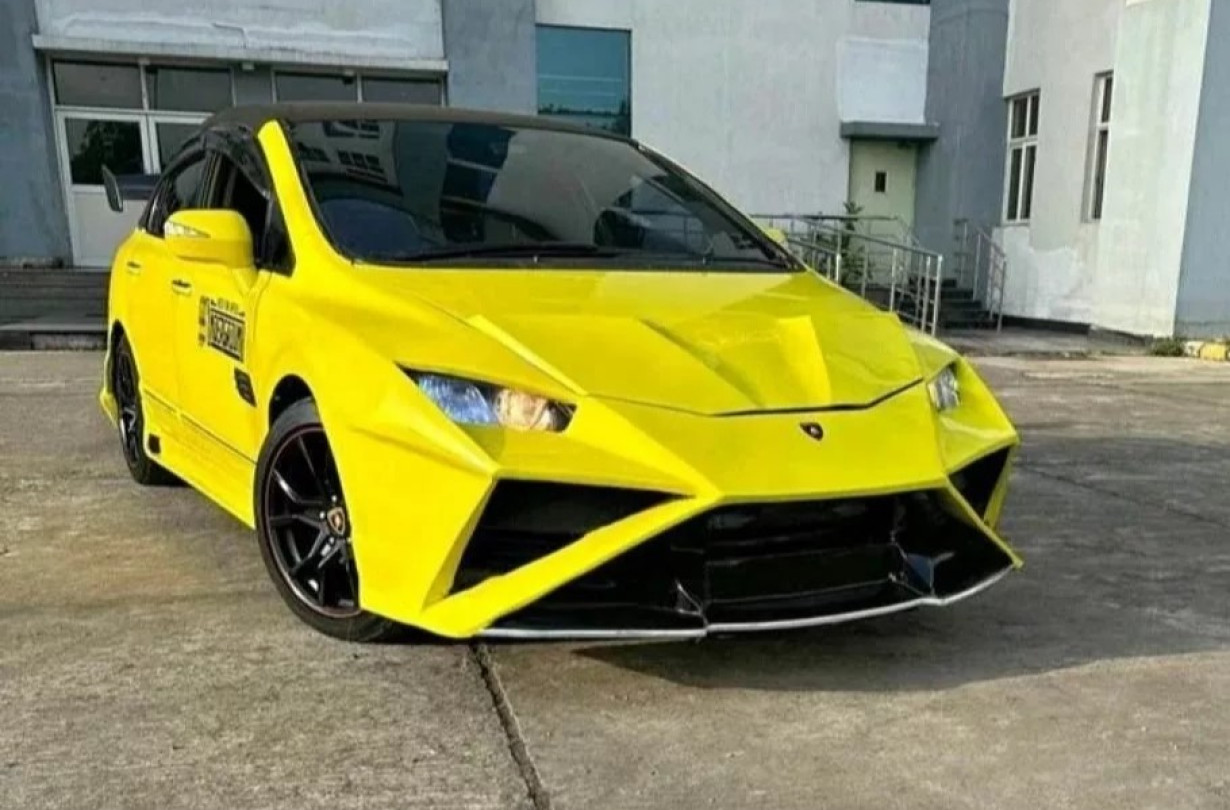 Honda Civic διχασμένη προσωπικότητα επιθυμεί απεγνωσμένα να μοιάσει εμφανισιακά με 4πορτη Lamborghini Huracán. Honda Civic - Lamborghini Huracán
