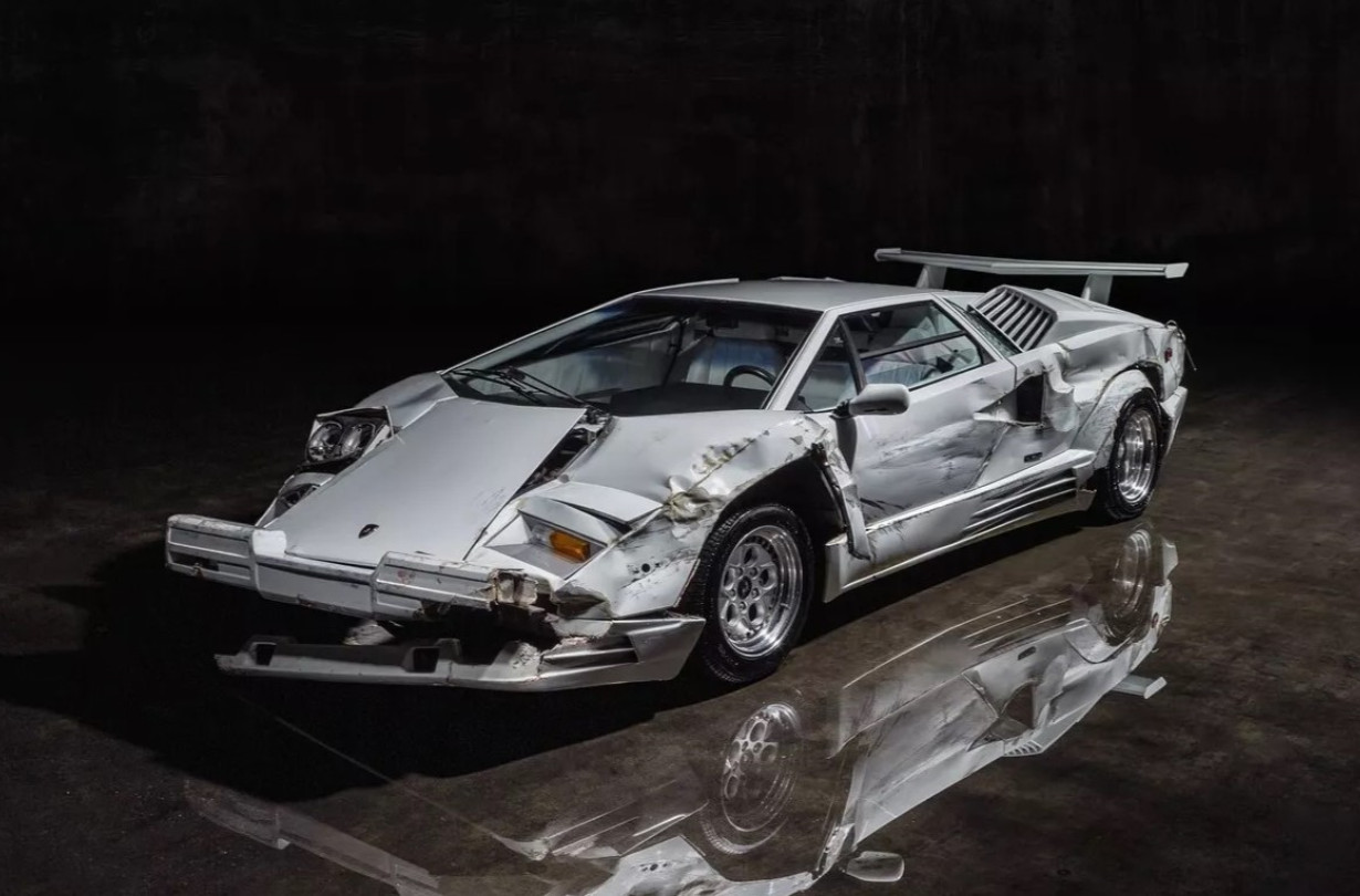 Η Lamborghini Countach που τράκαρε ο DiCaprio στον Λύκο της Wall Street βγαίνει στο σφυρί. Lamborghini Countach