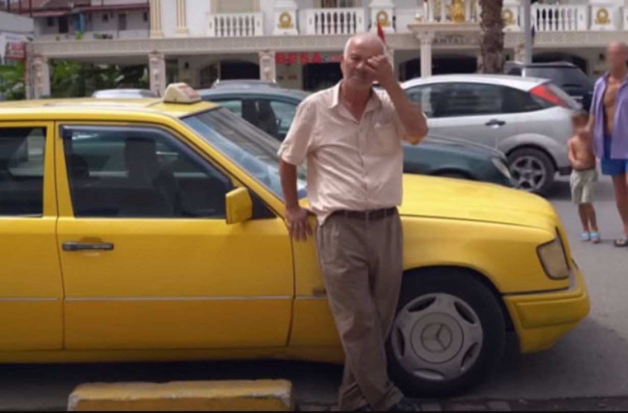 O οδηγός ταξί από την Αλβανία έχει αλλάξει μόνο μία φλάντζα κεφαλής στην Mercedes-Benz E-Class του, μετά από 1.584.589 km Mercedes-Benz E Class
