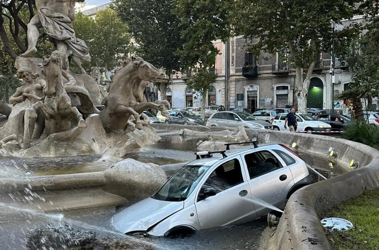 Opel Corsa προσγειώνεται μέσα σε Fontana στη Σικελία, ευτυχώς χωρίς τραυματισμούς. Opel Corsa