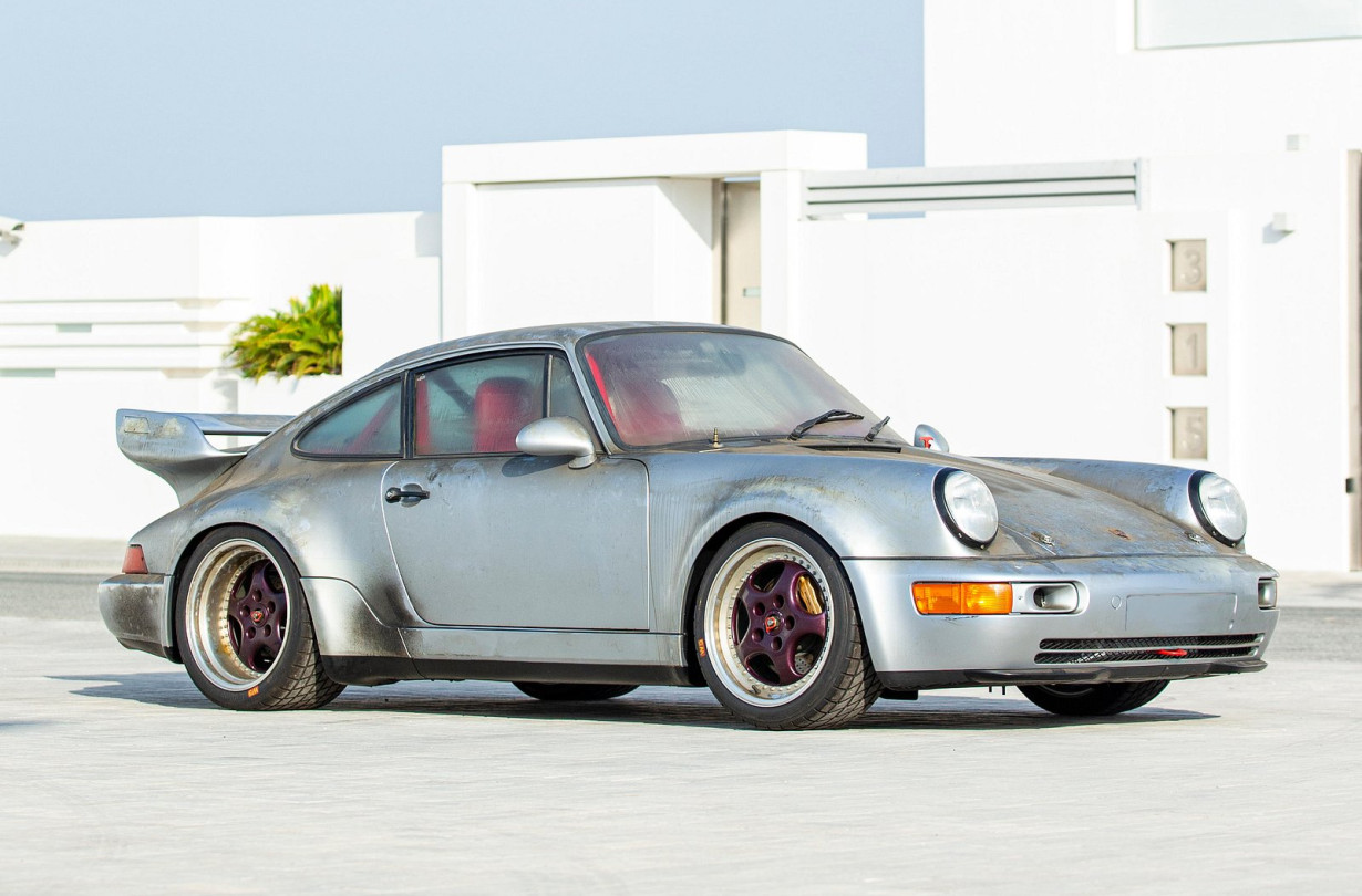 911 Carrera RSR 3.8 φοράει ακόμα το εργοστασιακό κερί για την προστασία του χρώματος κι όποιος την αγόρασε, δεν την έχει οδηγήσει ποτέ. Porsche 911 Carrera RSR 3.8 'Strassenversion'