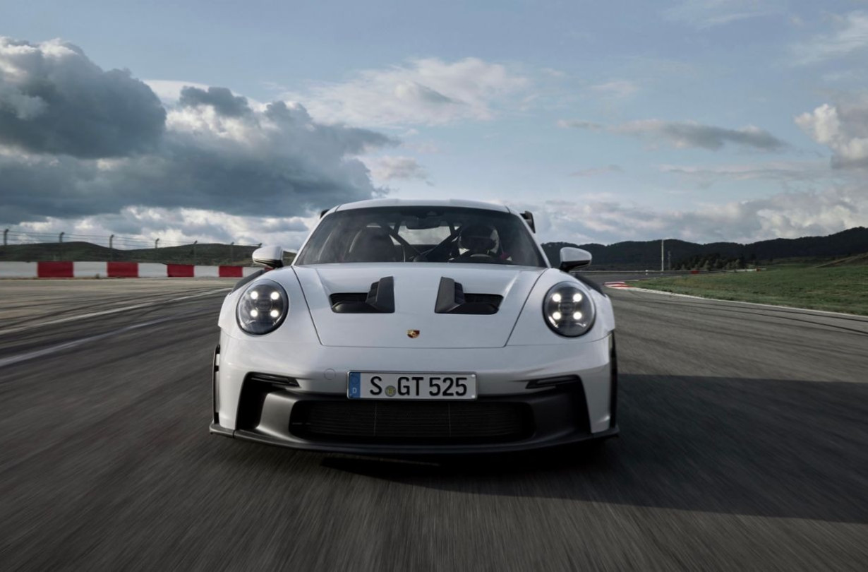 Αυτός που θα παραμείνει αμετάβλητος στην Porsche 911 GT3 RS είναι ο ατμοσφαιρικός boxer flat-six κινητήρας των 4,0 λίτρων, με τα 525 PS και τον μελωδικό αυτό ήχο Porsche 911 GT3 RS