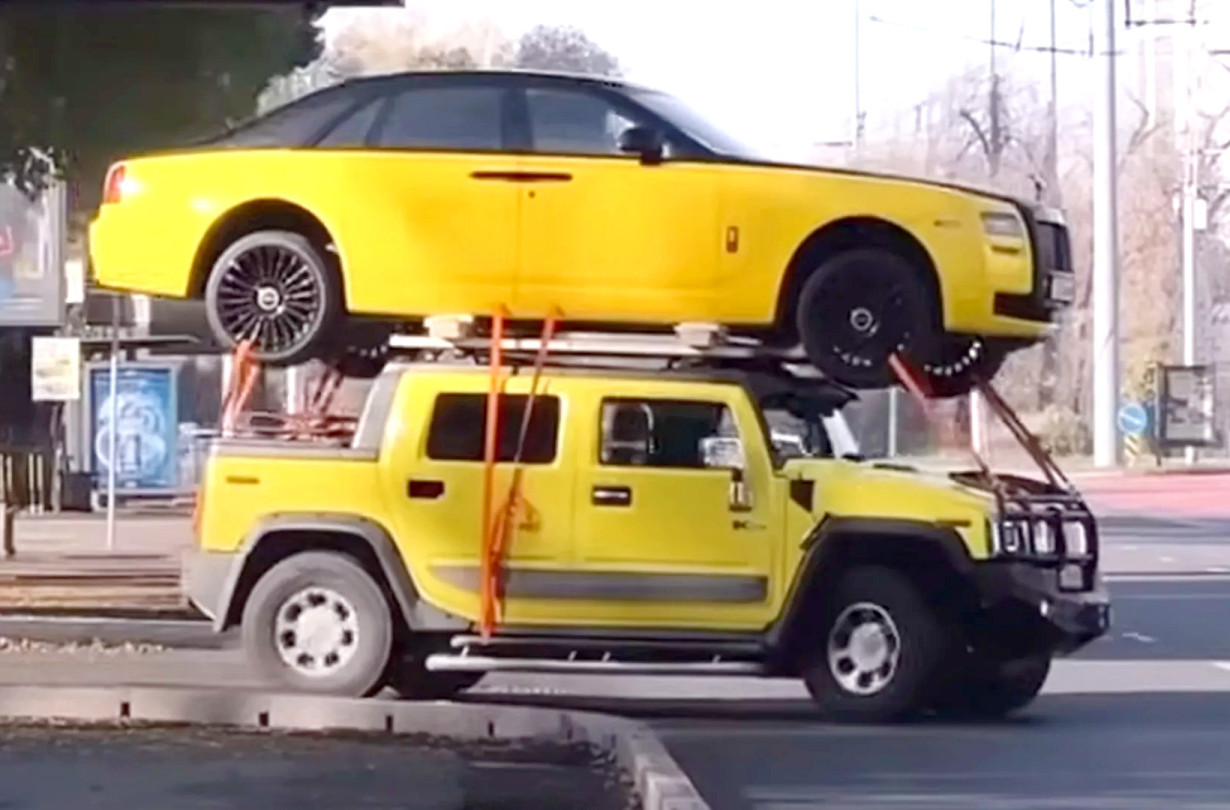 Rolls-Royce Ghost σκαρφαλώνει στην οροφή ενός Hummer, όλα για τα κλικ. Rolls-Royce Ghost