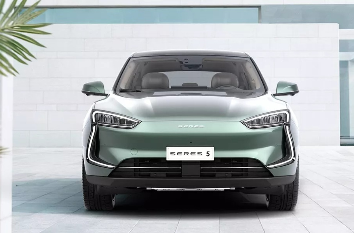 To SERES 5, το υπερπολυτελές SUV της κινεζικής αυτοκινητοβιομηχανίας είναι διαθέσιμο στην Ελλάδα μέσω της Σπανός Α.Ε, με τιμή που αγγίζει τις €66.500 SERES 5