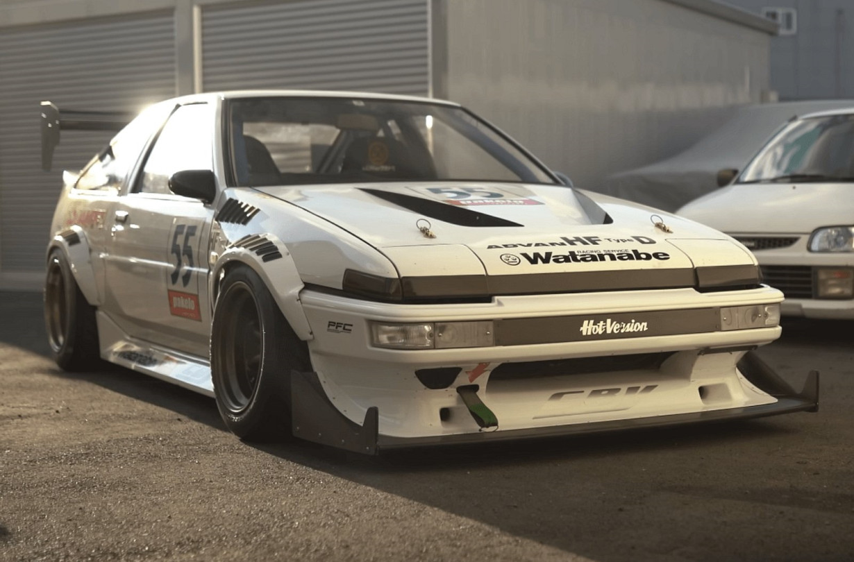 Παρά τα μόλις 200 ατμοσφαιρικά PS, η Toyota Corolla AE86 ρίχνει μισό δευτερόλεπτο στην πίστα Tsukuba στο πολύ Nissan GT-R Nismo! Toyota Corolla AE86