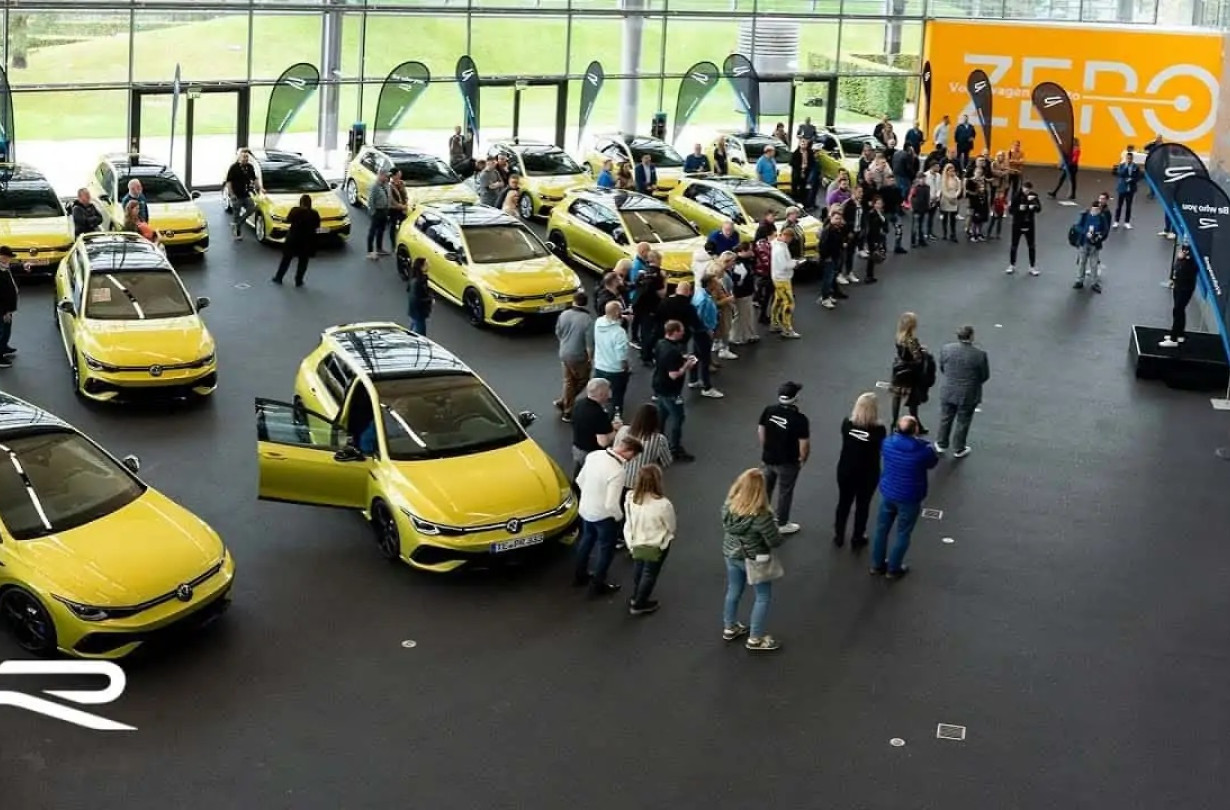 Με τέτοια τιμή, οι ιδιοκτήτες των Golf R 333 λαμβάνουν μέρος σε μια φαντασμαγορική τελετή παράδοσης των νέων οχημάτων. Volkswagen Golf R 333