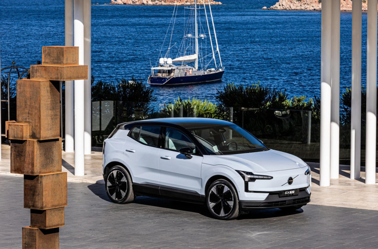 To Volvo EX30 είναι το δεύτερο αυτοκίνητο στην ιστορία της σουηδικής φίρμας που διεκδικεί τον τίτλο του ευρωπαϊκού Αυτοκινήτου της Χρονιάς για το 2024 Volvo EX30