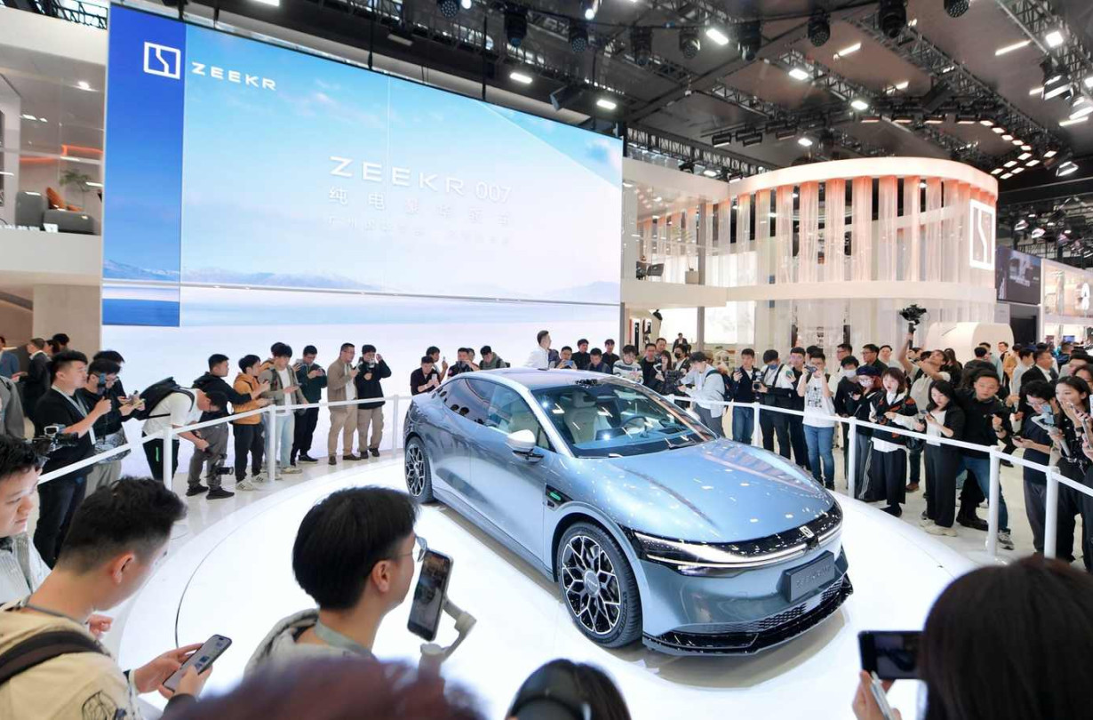 To Zeekr 007 στην καλύτερη εκδοχή του μπορεί να φτάσει τα 870 km αυτονομίας κατά το κινεζικό πρότυπο CLTC, περίπου 700 km κατά WLTP. Zeekr 007