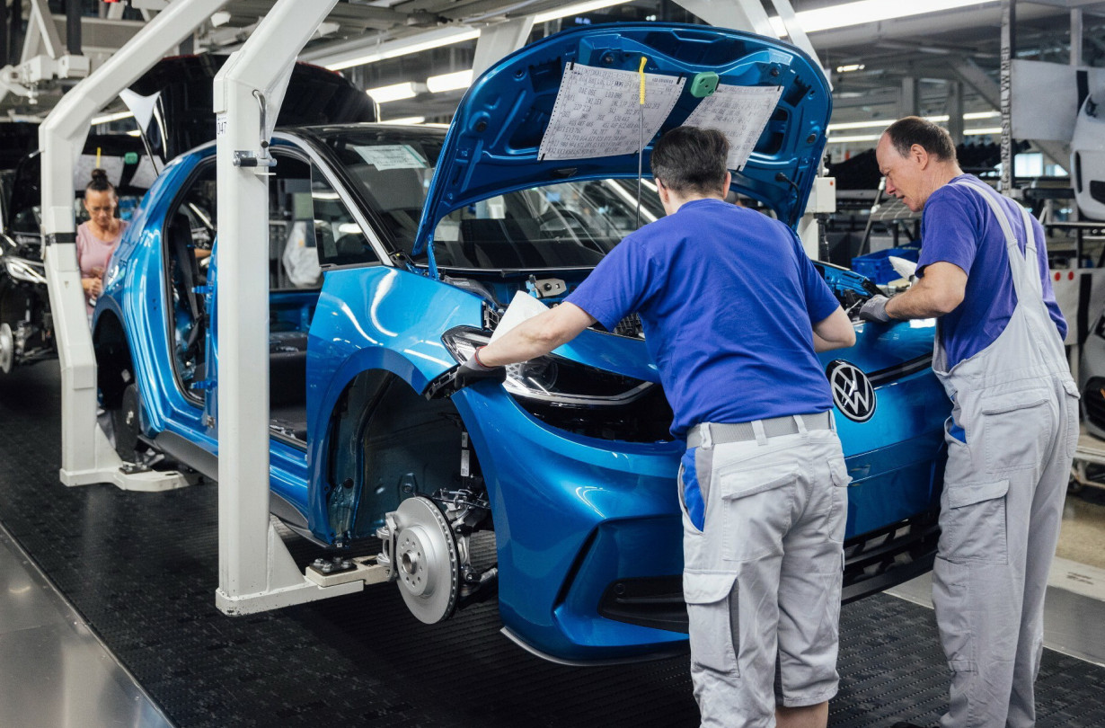 H Volkswagen επικαλείται για την πτώση των παραγγελιών, το σταδιακό τέλος των επιδοτήσεων στα ηλεκτρικά στη Γερμανία, τον πληθωρισμό και την αύξηση των επιτοκίων. Volkswagen