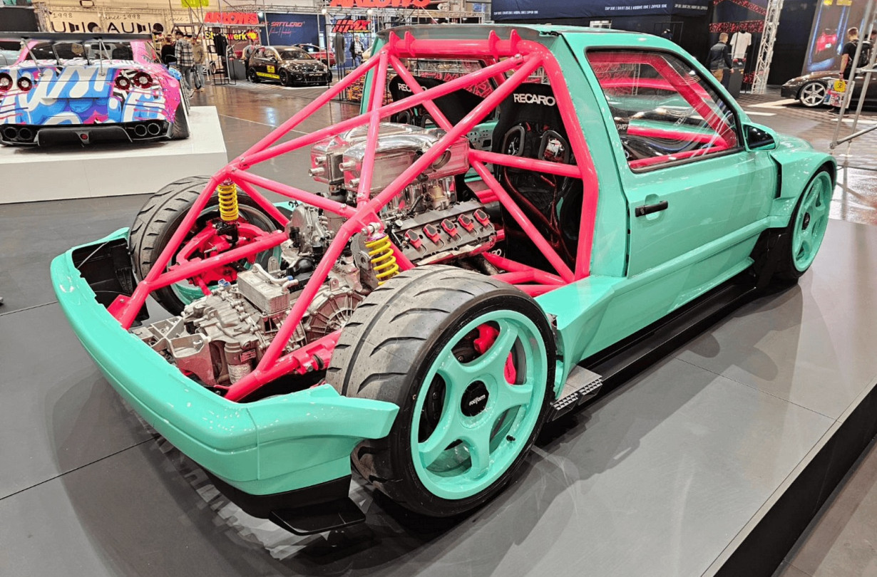 Μη σας ξεγελάει η εμφάνιση, είναι περισσότερο Audi R8 παρά VW Golf.  VW Golf