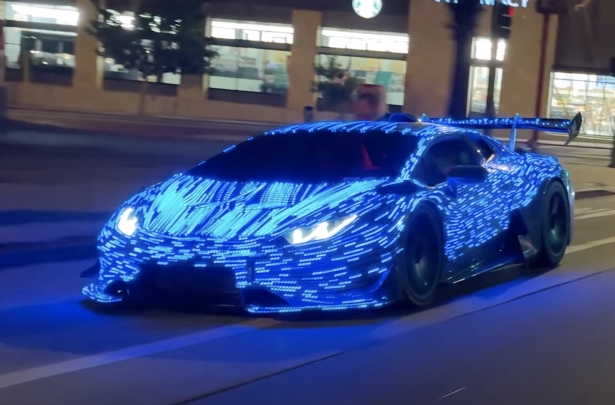 Lamborghini Huracán ντύνεται χριστουγεννιάτικο δέντρο με 30.000 LED και σου αποσπά την προσοχή. Lamborghini Huracán