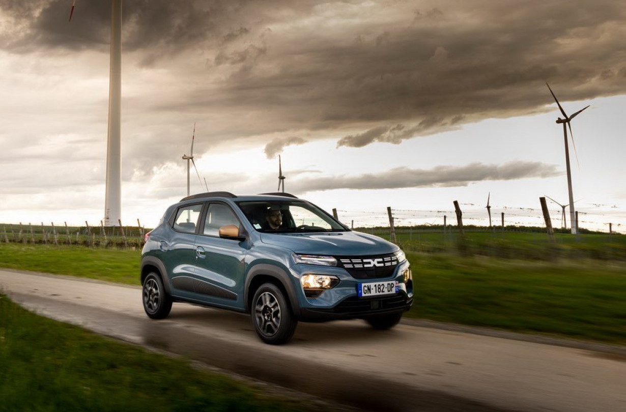 Με μήκος 3,73 m, το Dacia Spring παρέχει επαρκείς χώρους στην καμπίνα για τέσσερις επιβάτες, πορτμπαγκάζ 290 lt και αντίστοιχα επαρκές ηλεκτρομοτέρ για αστικές και περιαστικές μετακινήσεις. Dacia Spring 65 Extreme