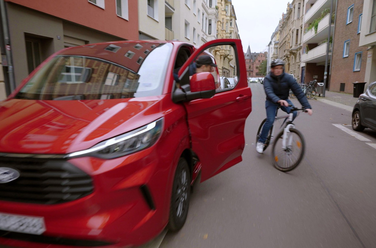 Η Ford, με την τεχνολογία Exit Warning, προειδοποιεί τους επιβάτες που ετοιμάζονται να ανοίξουν την πόρτα σε περίπτωση που πλησιάζει διερχόμενό μηχανάκι, σκούτερ ή ποδήλατο Ford Exit Warning