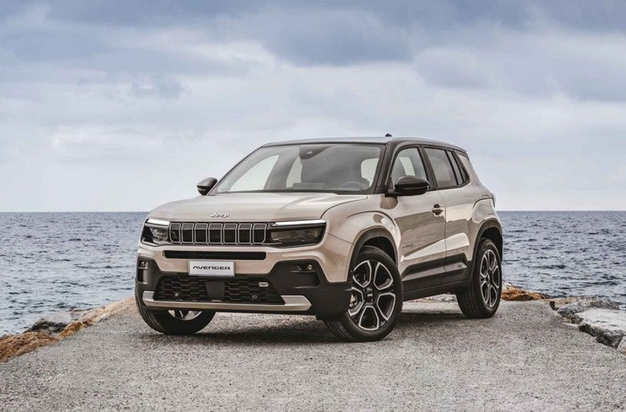 H τιμή του ετοιμοπαράδοτου Jeep Avenger με τον κινητήρα των 1.2 lt, συνολικής απόδοσης 100 PS διαμορφώνεται στις €25.990 Jeep Avenger