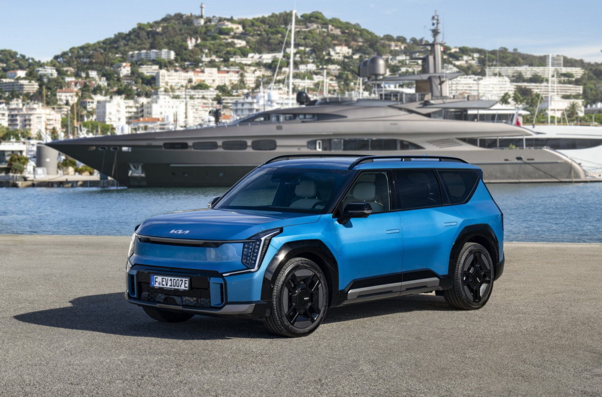 Το Kia EV9 είναι κανονικά διαθέσιμο και στην χώρα μας, με την τιμή του να διαμορφώνεται στις €77.000, χωρίς την κρατική επιδότηση Kia EV9 Kia EV9