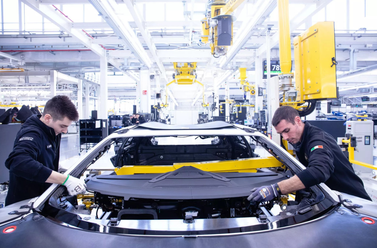 Η Lamborghini κάνει το αυτονόητο. Αφού η κερδοφορία της πάει από το καλό στο καλύτερο, ανταμείβει τους εργαζόμενούς της με ευνοϊκότερες συνθήκες εργασίας. Lamborghini