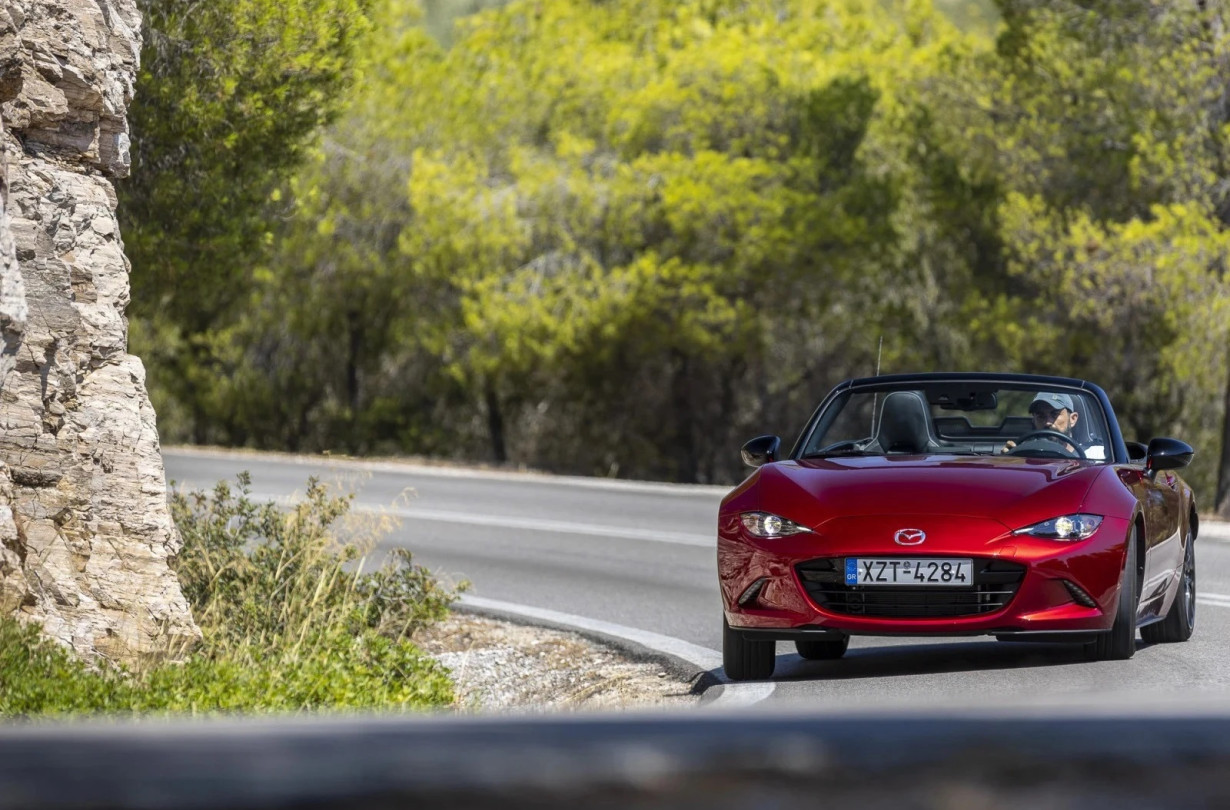 Η Mazda θεωρεί ότι τα ηλεκτρικά δεν είναι πανάκεια κι ότι αφού υπάρχει ακόμα τόση ζήτηση για τους θερμικούς κινητήρες, το καλύτερο που έχει να κάνει είναι να κρατήσει στάση αναμονής. Mazda