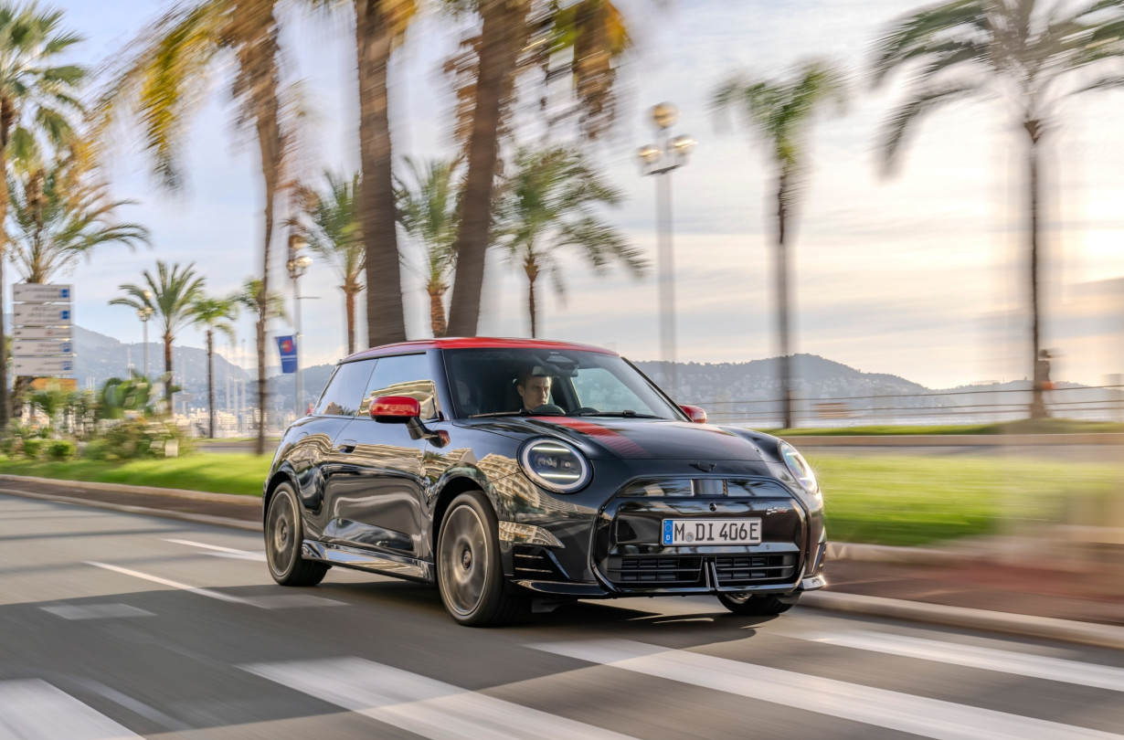 To MINI Cooper SE, στην έκδοση John Cooper Works αποδίδει 218 PS, 330 Nm και μπορεί να καλύψει 402 km με μία μόνο φόρτιση MINI Cooper SE John Cooper Works