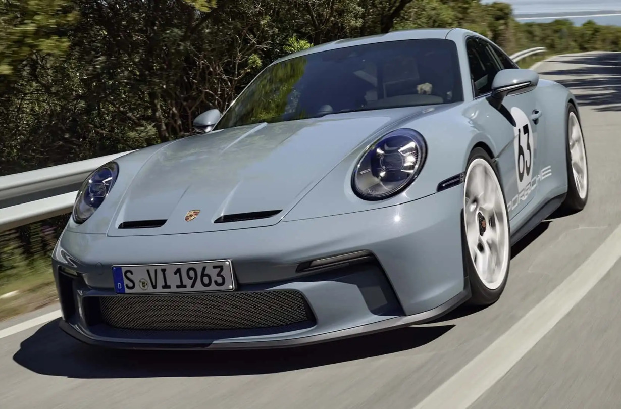 Ο 46ος Πρόεδρος των ΗΠΑ ξεδίνει στο τιμόνι μιας Porsche, δοκιμάζοντας το launch control και πιάνοντας τα 275 km/h. Joe Biden