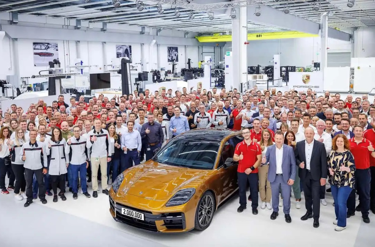Η Porsche κατασκεύασε το 2.000.000ό όχημά της στη Λειψία, μια πανέμορφη Panamera Turbo E-Hybrid. Porsche