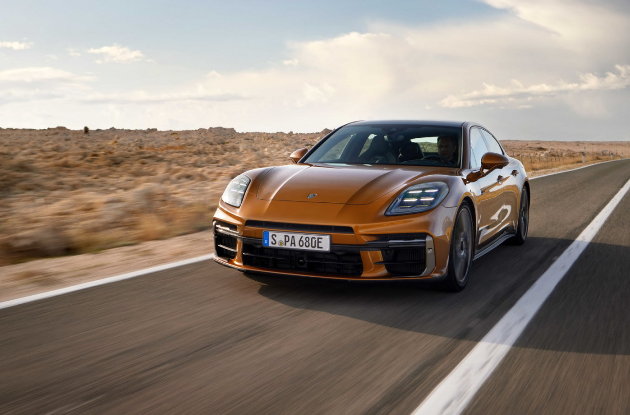 Tο video φαίνεται να προωθεί την ανάρτηση «Porsche Active Ride» που διατίθεται προαιρετικά στις εκδόσεις της μπερλίνας Panamera E-Hybrid. Porsche Panamera