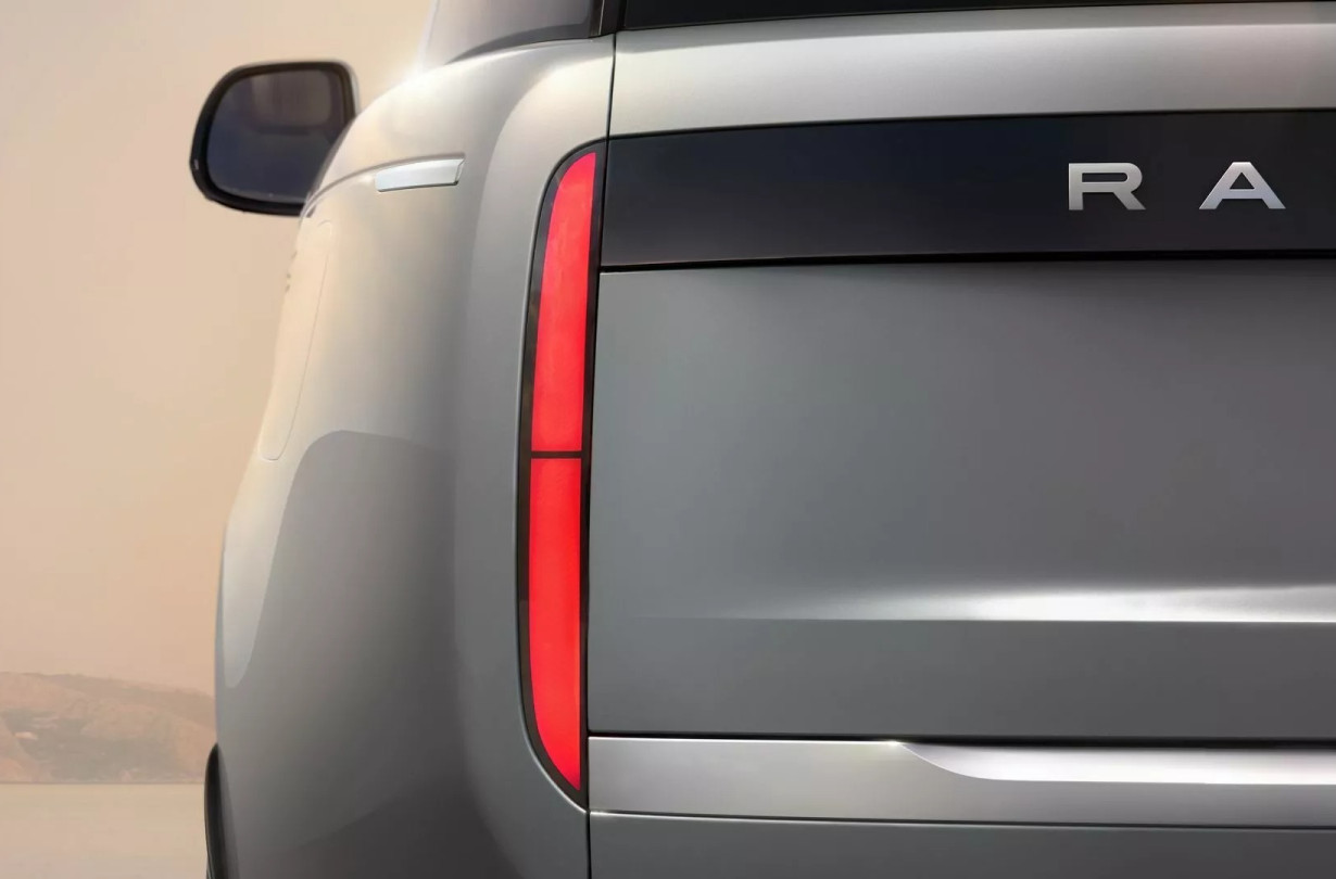 To Range Rover Electric, όχι μόνο θα είναι ευθέως ανταγωνιστικό ως προς τις επιδόσεις του θερμικού Range Rover με το V8 μοτέρ, αλλά θα είναι ιδαιίτερα ικανό σε όλα τα εδάφη Range Rover Electric