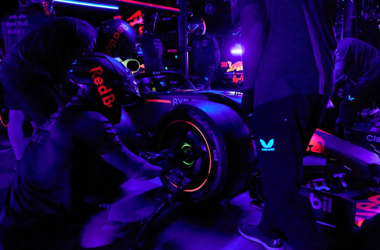 2,84", αυτός είναι ο χρόνος που χρειάζονται οι μηχανικοί της Red Bull για να ολοκληρώσουν ένα pit stop στο απόλυτο σκοτάδι Red Bull Pit Stop in Dark