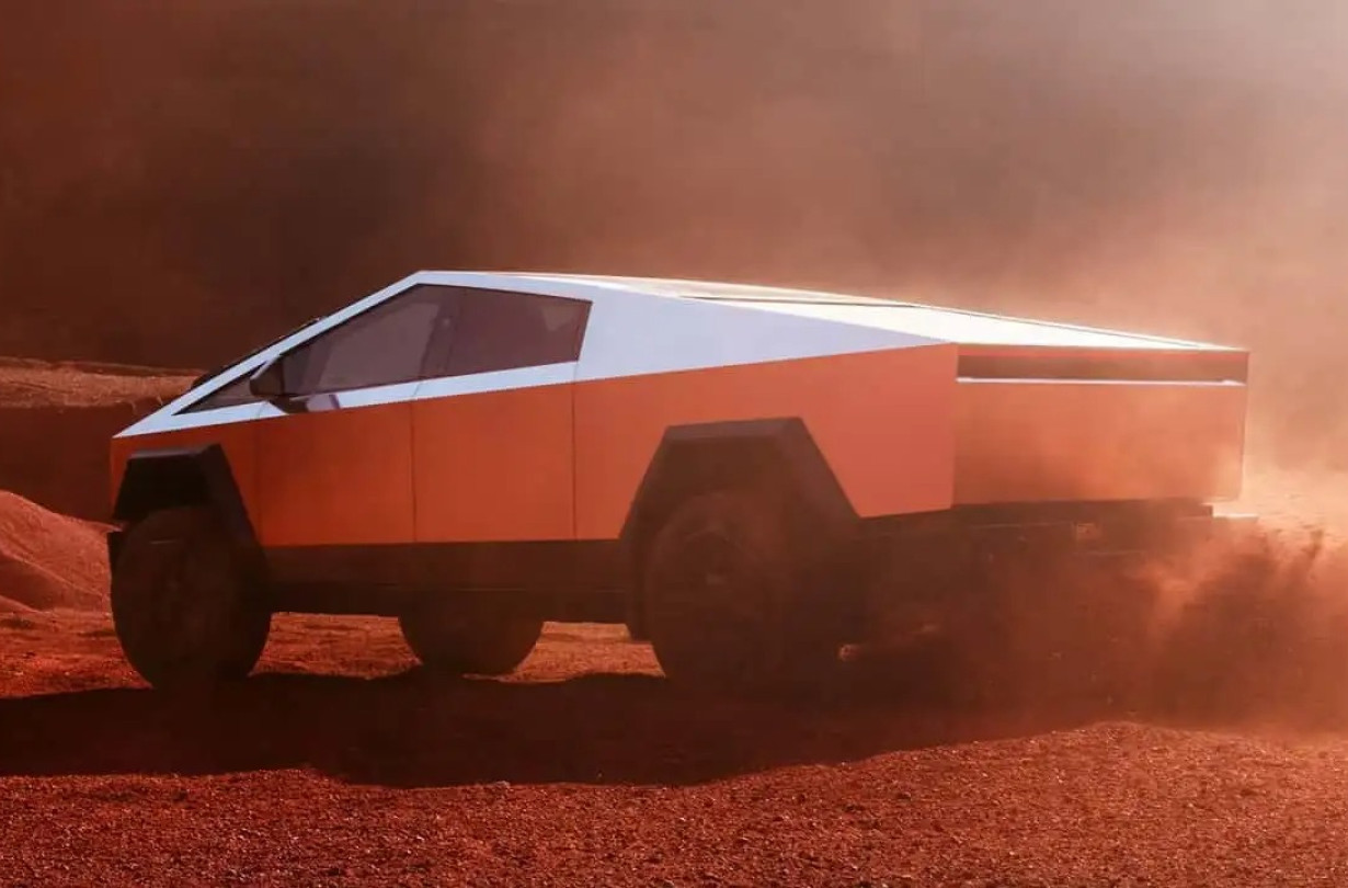 Η εισαγωγική έκδοση του Tesla Cybertruck κοστίζει 60.000 δολάρια, τιμή σημαντικά αυξημένη σε σχέση με τα 40.000 δολάρια που υποστήριζε η εταιρεία ότι θα κοστίζει, όταν το πρωτοπαρουσίασε το 2019 Tesla Cybertruck