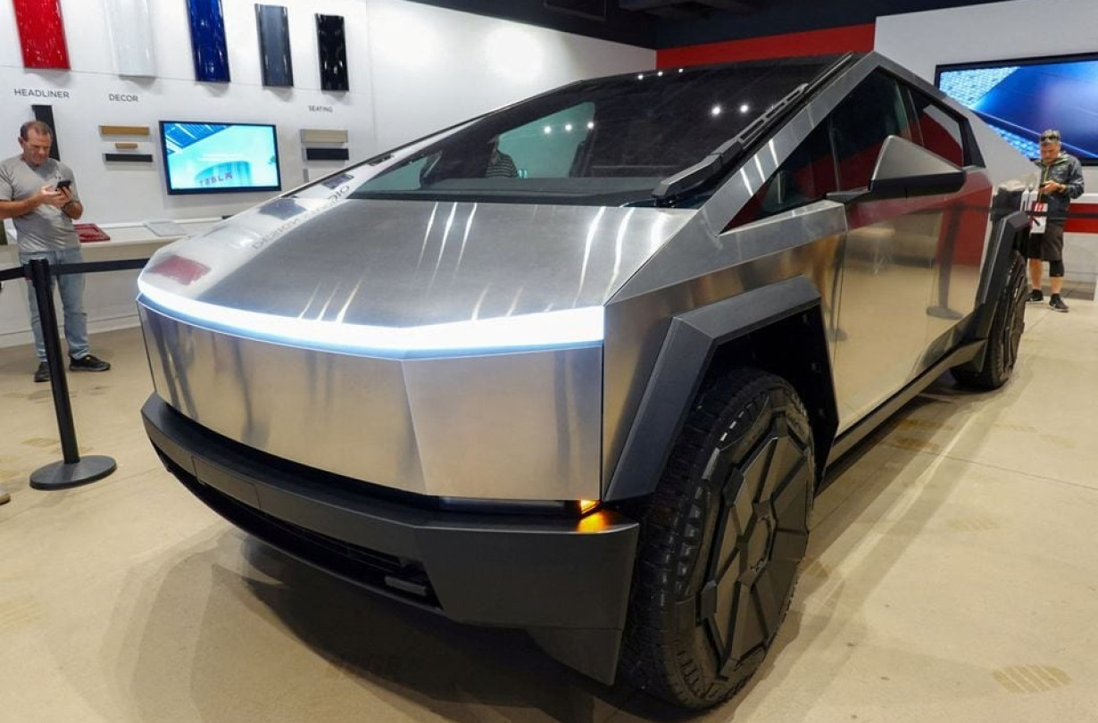 To Tesla Cybertruck, λόγω του ανοξείδωτου χάλυβα που έχει χρησιμοποιηθεί για την κατασκευή του, πιθανότατα δεν αποδεικνύεται ασφαλές για τους υπόλοιπους χρήστες του δρόμου, σε περίπτωση σύγκρουσης μαζί του Tesla Cybertruck