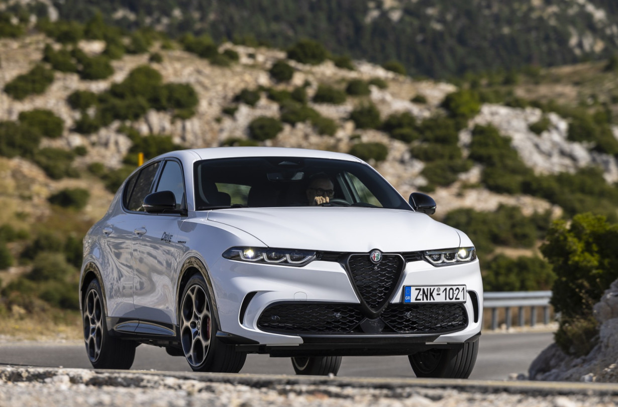 H Alfa Romeo Tonale, σχεδιαστής της οποίας είναι ο Έλληνας Αλέξανδρος Λιώκης σας περιμένει μέχρι τις 4 Ιανουαρίου στο Golden Hall Alfa Romeo Tonale