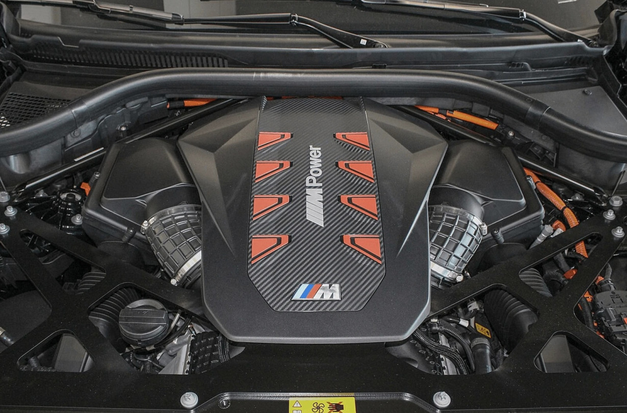Η BMW μπορεί να μην υποκλίνεται αναφανδόν στην ηλεκτροκίνηση, αλλά παραδέχεται ότι οι ημέρες των ΜΕΚ είναι μετρημένες από εδώ και πέρα. BMW