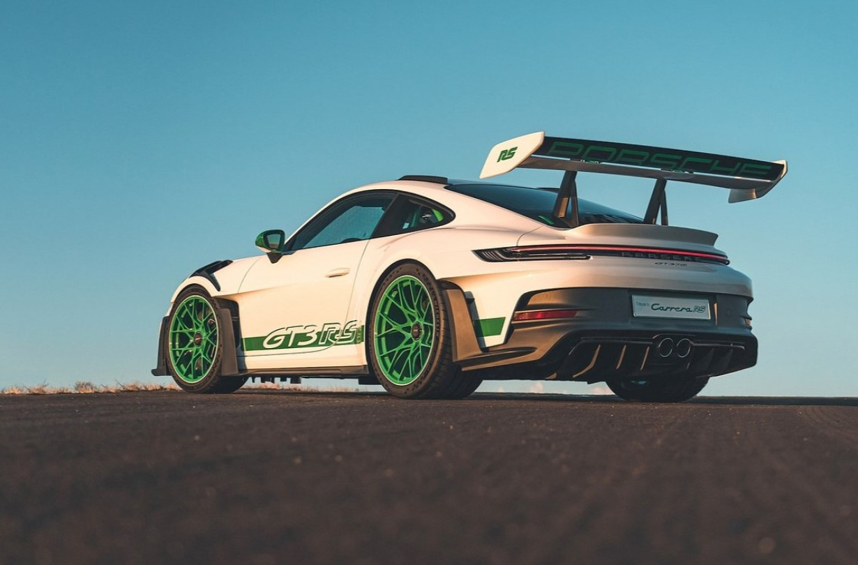 Τι μπορείς να κάνεις για να βελτιώσεις μια 911 GT3 RS; Να αντικαταστήσεις όλα τα πλαστικά πάνελ με κάρμπον, προτείνει η 1016 Industries. Porsche 911 GT3 RS