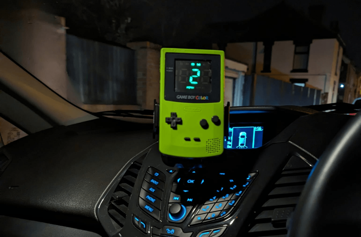 Μερακλής μετατρέπει το αγαπημένο του Game Boy σε ταχύμετρο για το αυτοκίνητό του. Game Boy