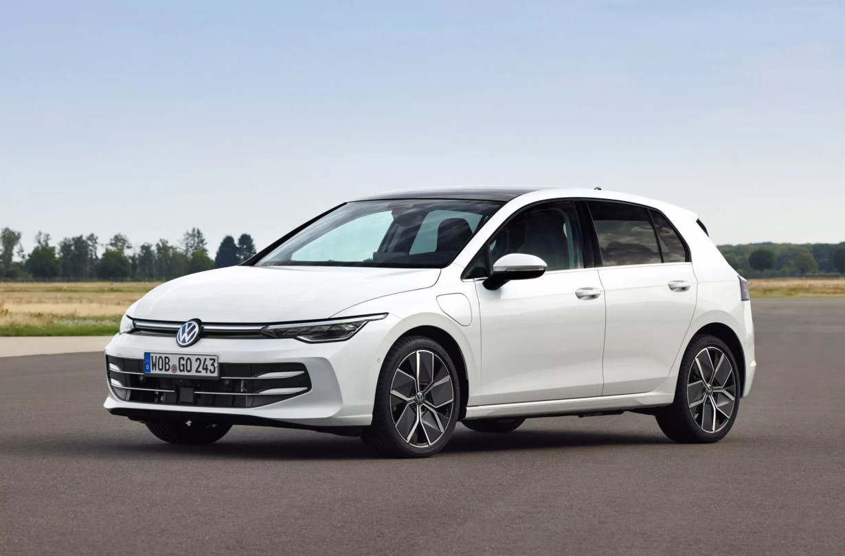 To ανανεωμένο VW Golf έρχεται με πληθώρα κινητήριων συνόλων, τα οποία μεταξύ άλλων περιλαμβάνουν ήπια υβριδικές, επαναφορτιζόμενες υβριδικές, αλλά και ντίζελ εκδόσεις, πριν περάσουμε στην αμιγώς ηλεκτρική, ένατη γενιά του αυτοκινήτου VW Golf