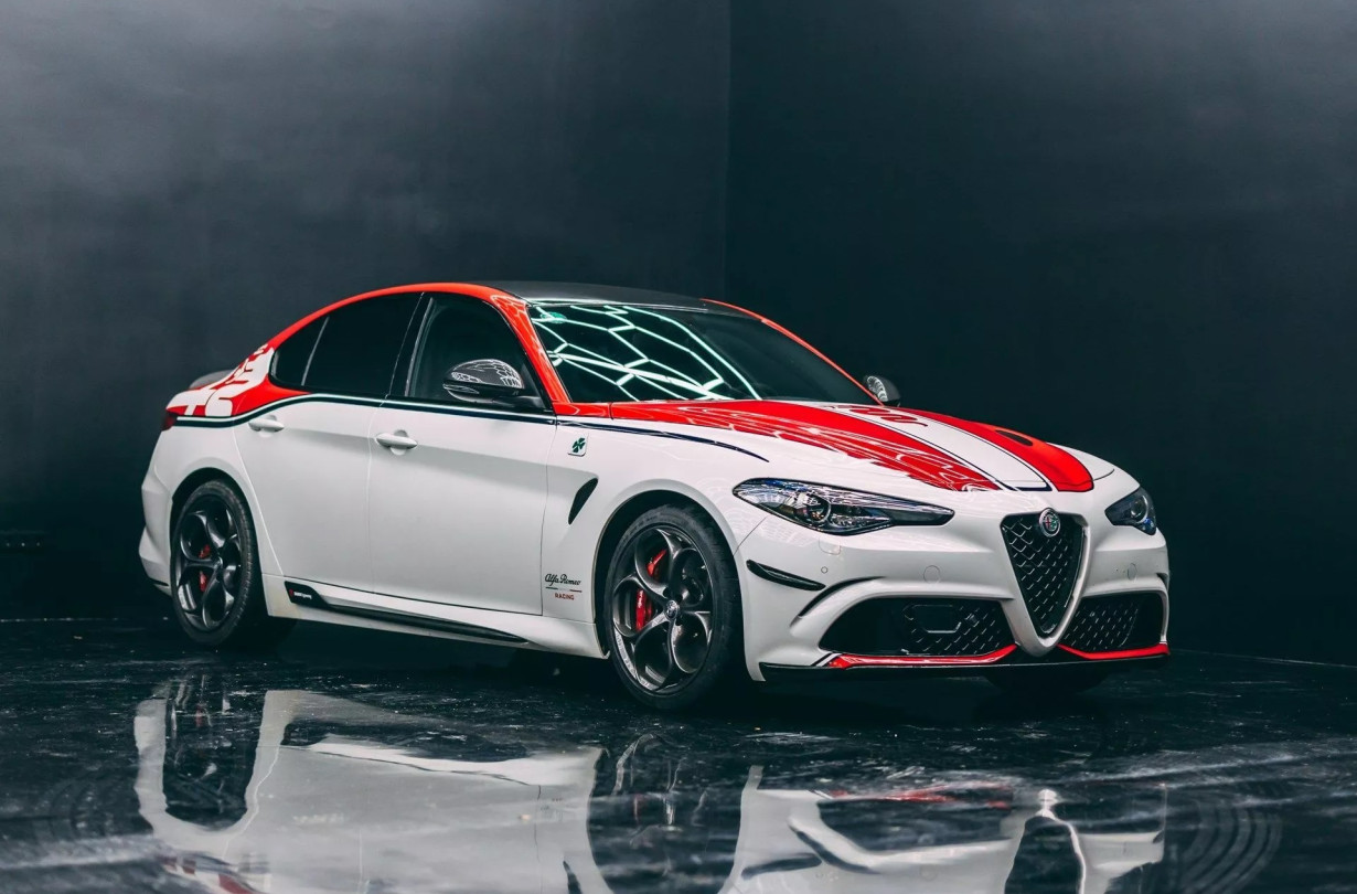 Μία από τις μόλις 10 και μάλιστα με ούτε 6.000 km. Alfa Romeo Giulia Quadrifoglio