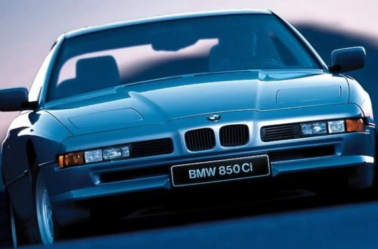 Χάρισαν στον Pierce Brosnan μια BMW 850 Ci κι αυτός πήγε με 200, αλλά τη γλίτωσε. Ας είναι καλά η δημοσιότητα. BMW 850