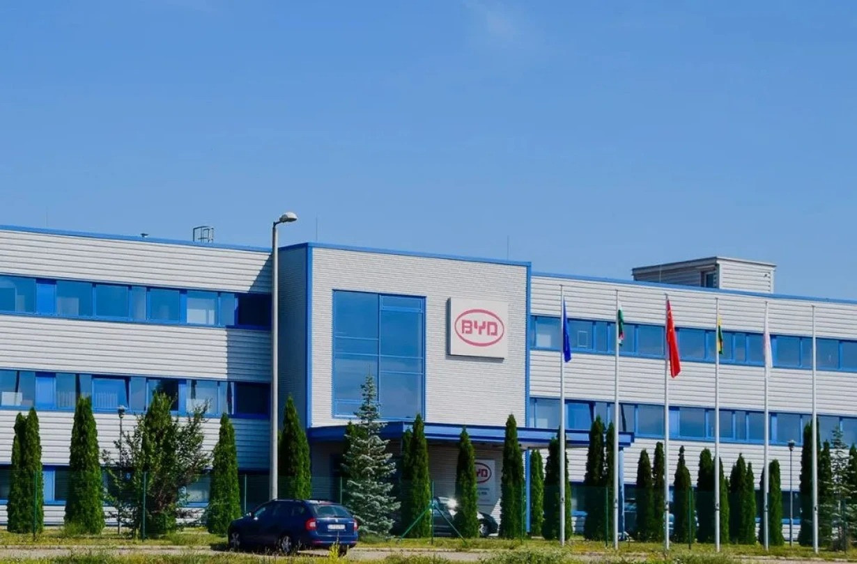 H BYD ανακοίνωσε πως προχωράει σε μία επένδυση-μαμούθ, ύψους 13 δισεκατομμυρίων ευρώ προκειμένου να προικίσει τα μελλοντικλα της αυτοκίνητα με τις πιο προηγμένες και σύγχρονες τεχνολογίες BYD
