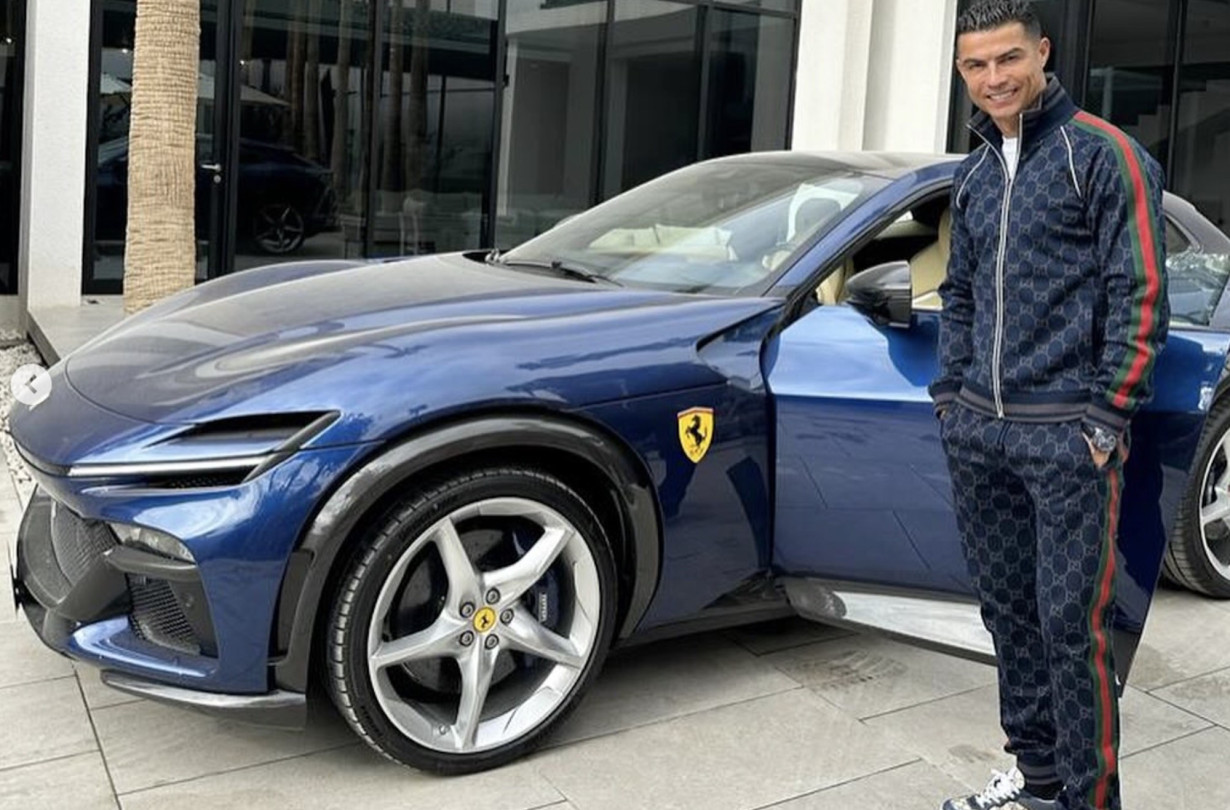«Δεν ξέρω πόσα αυτοκίνητα έχω», δήλωσε ο Cristiano Ronaldo καθώς παραλάμβανε μια ολοκαίνουργια Ferrari Purosangue. Cristiano Ronaldo