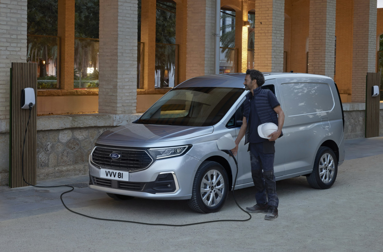 Το Ford Transit Connect PHEV διατίθεται με δύο μήκη, με κοντό ή μακρύ μεταξονίου, σε διθέσιο βαν ή 5θέσιο διαμόρφωση Kombi. Ford Transit Connect PHEV