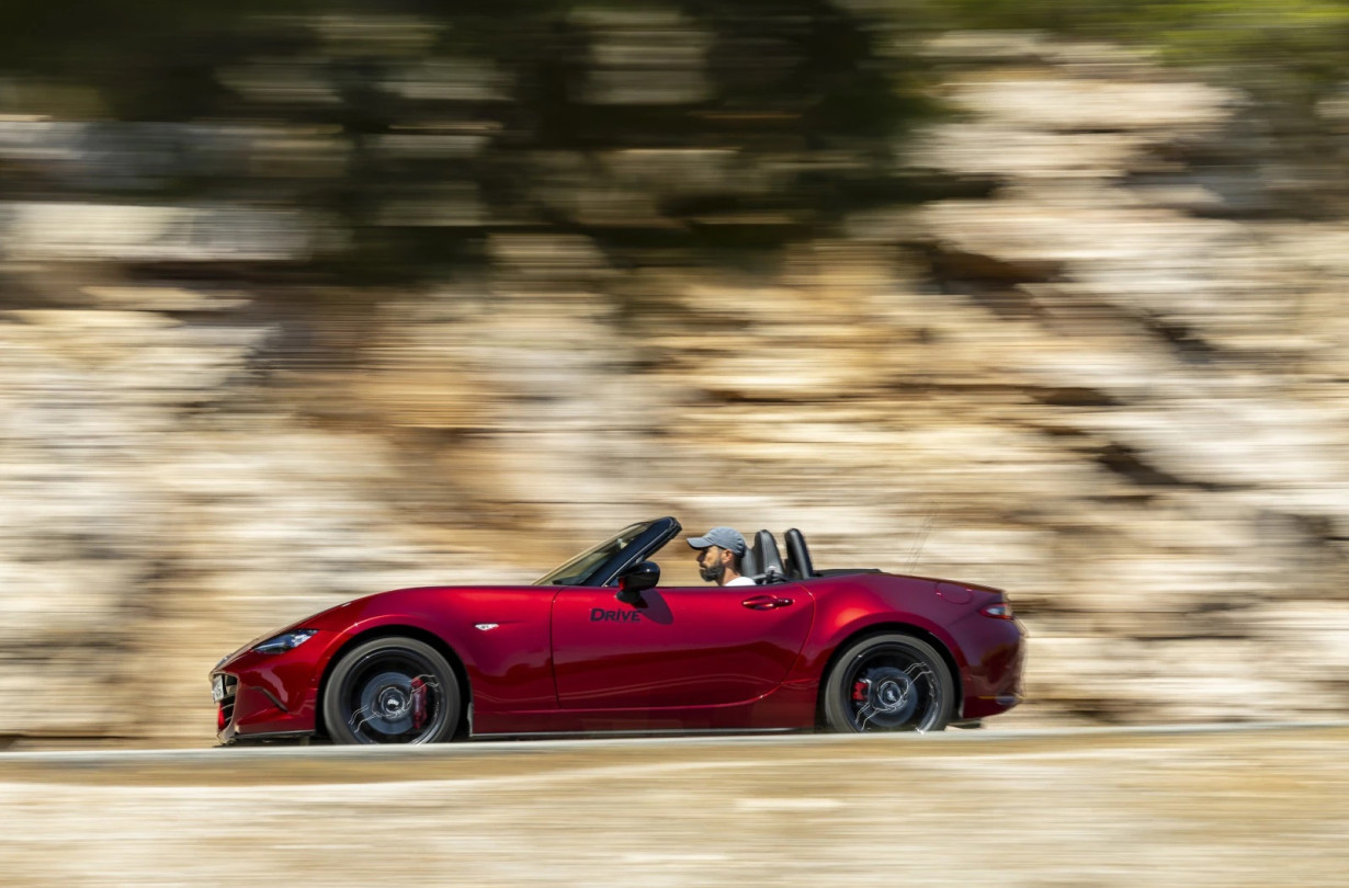 Ψηλά κι άχαρα SUV; Ζήτω οι πωλήσεις του Miata! Mazda MX-5