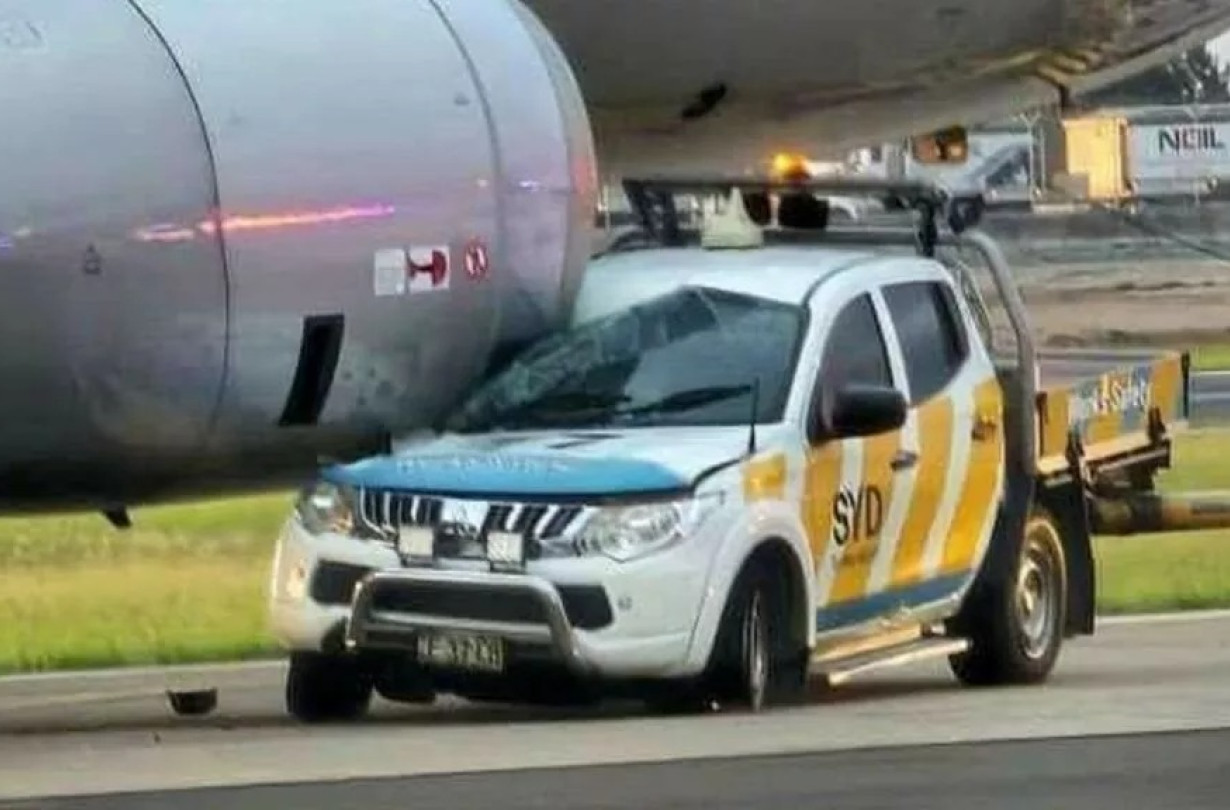 Ευτυχώς, ο οδηγός του Mitsubishi L200 απεγκλωβίστηκε από το αυτοκίνητο και μεταφέρθηκε στο πλησιέστερο νοσοκομείο με ορισμένους μικροτραυματισμούς, με την κατάσταση της υγείας του να μην εμπνέει καμία απολύτως ανησυχία Mitsubishi L200 Crash
