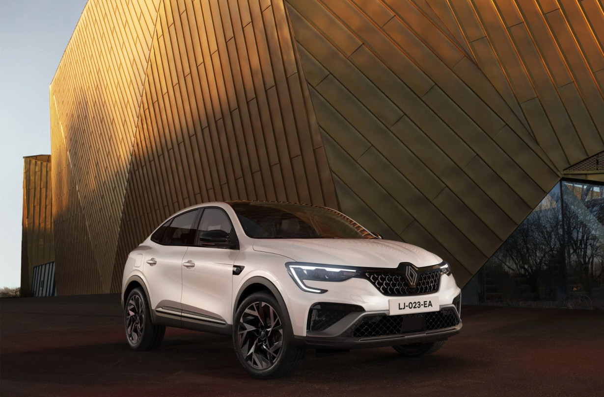 To νέο Renault Arkana είναι διαθέσιμο στην ελληνική αγορά από €26.680 για την έκδοση με τον mild hybrid κινητήρα 1.3 lt, απόδοσης 140 PS Renault Arkana